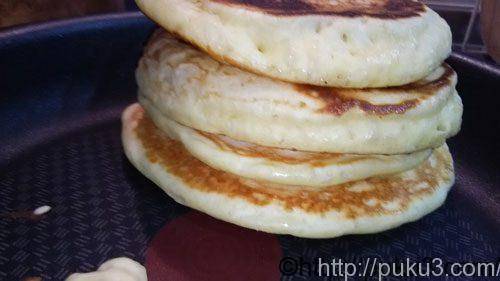 厚みのあるパンケーキが焼けていきます