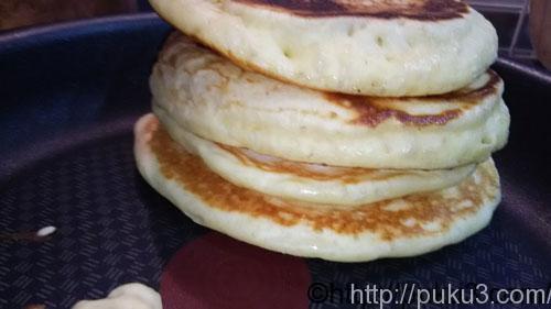 厚みのあるパンケーキが焼けていきます