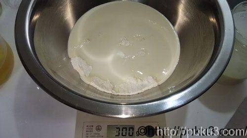 小麦粉と元種で合わせて300g