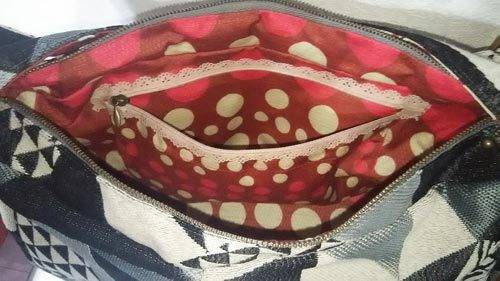 内側のポケットはファスナー仕上げ