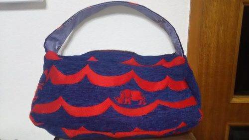 サイの柄の青と赤のジャガード生地