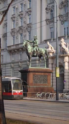 ラデツキー将軍像とトラム