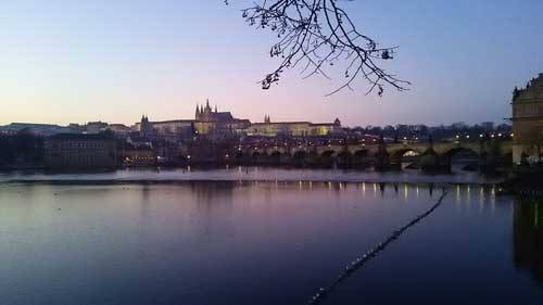 スマホで撮った夕方のプラハ城