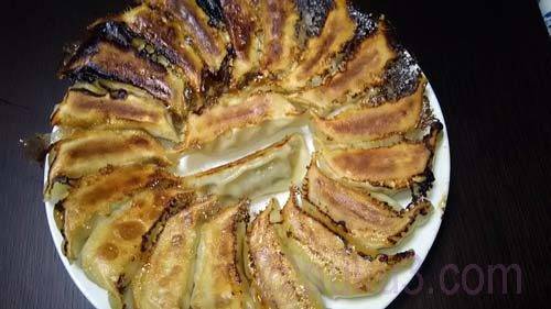 焦げ目が濃いのがみんみん（上）・焦げ目が薄いのがめんめん（下）