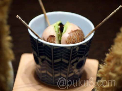 アボカドの種が割れて発芽！