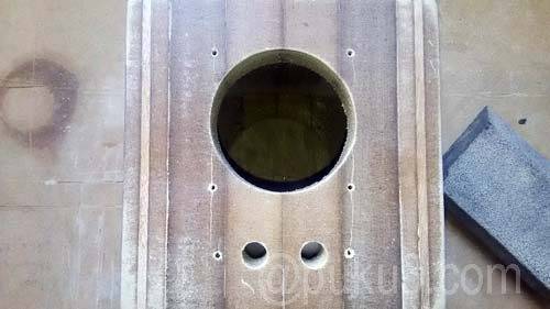 ネジ穴を中心にクラックが・・