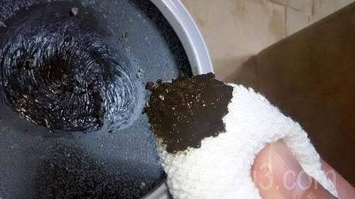 乾いた布にワックスをとって塗布