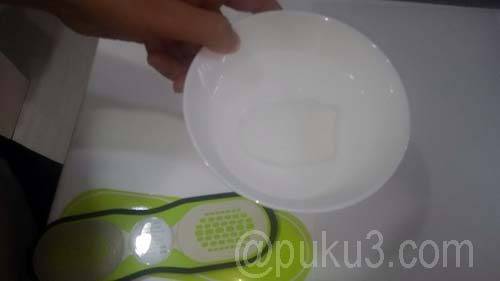 器のなかで水洗い