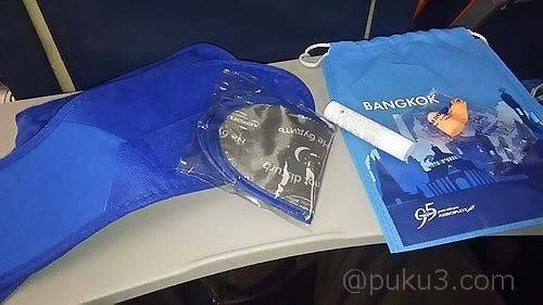 アイマスク、スリッパ、リップクリーム、耳栓なり