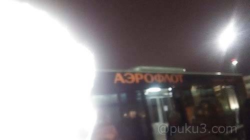 駐機場から空港内へはバス移動