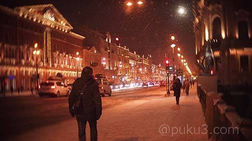 アニーチコフ橋にて