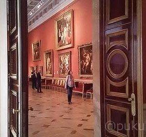 ウィーンの美術史博物館と同じで壁面に絵画がたくさん並ぶ