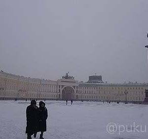エルミタージュ美術館（左側が新館・右側は旧参謀本部）