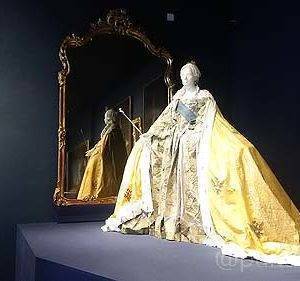 女帝の衣装を紙で再現したものなのだとか