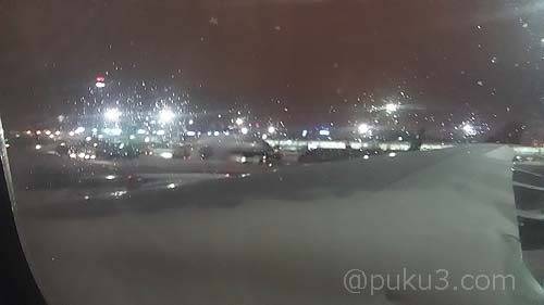 機内からみた翼の雪