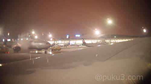 左の機体が除氷作業中