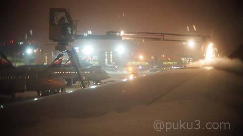 左の機体が除氷作業中