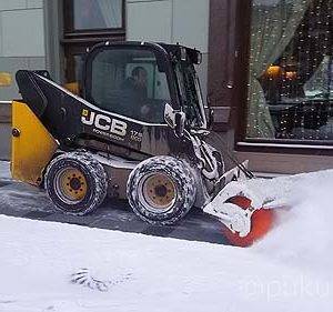 街中、除雪車が活躍しています