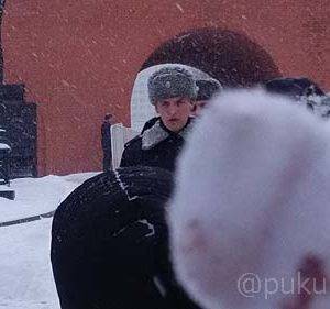 クレムリン入場前に衛兵に睨まれる